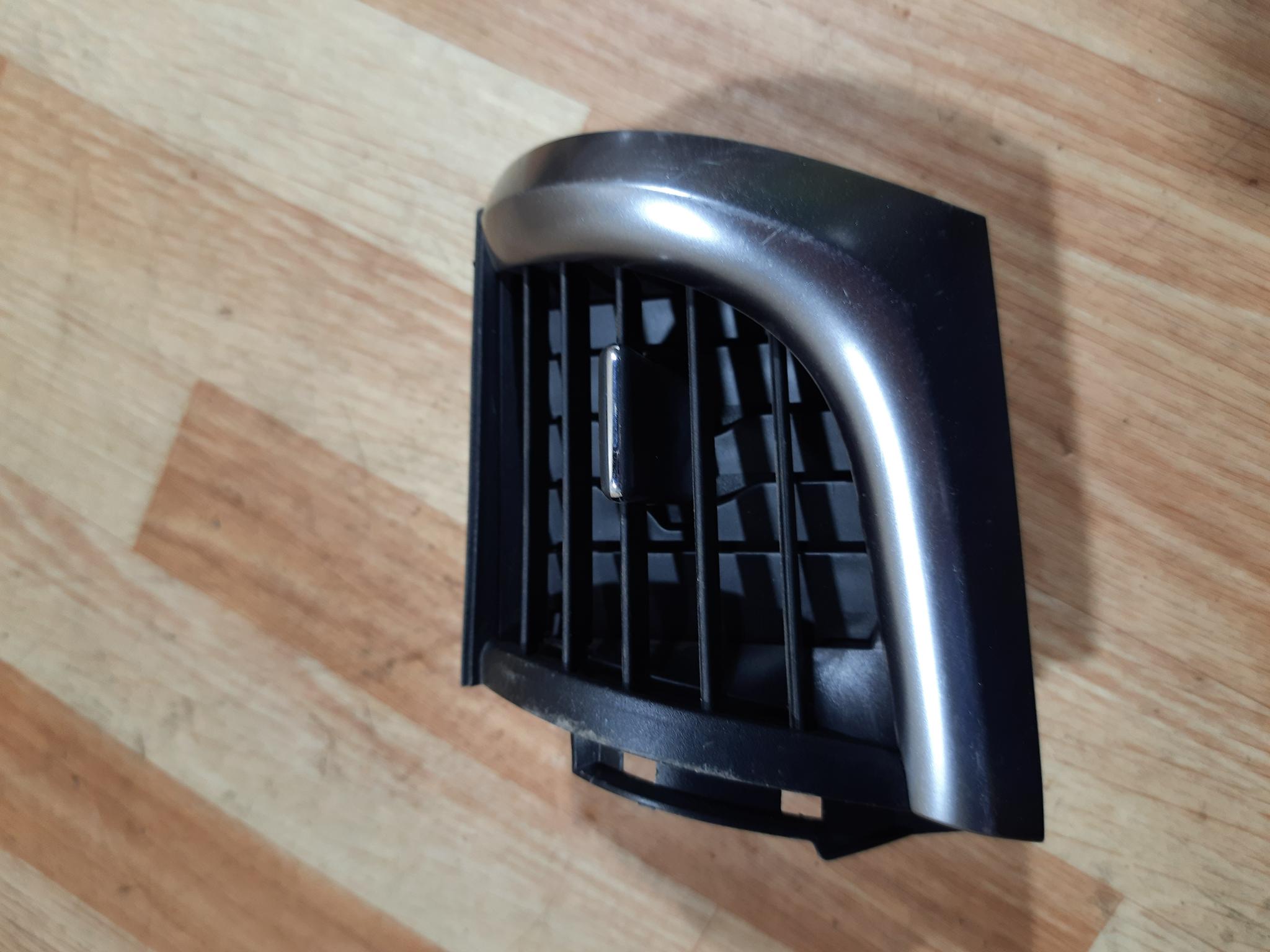 Дефлектор на торпеду. Дефлекторы мазда 6 gh. Ручки центрального дефлектора на киа сид 2. Дефлектор воздушный центральный ауди q3 левый руль. Центральная консоль santa fe 2001.