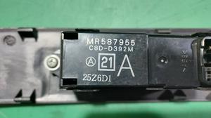 Кнопка стеклоподъёмника передняя R L200/4 MITSUBISHI L200 MR587955