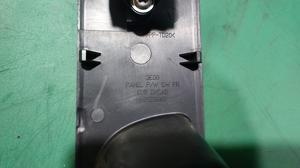 Кнопка стеклоподъёмника передняя R L200/4 MITSUBISHI L200 MR587955