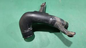 Патрубок интеркулера R G8 TOYOTA Hilux 17361-0L021
