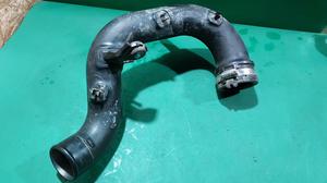 Патрубок интеркулера L G8 TOYOTA Hilux 17362-0L020