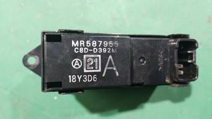 Кнопка стеклоподъёмника передняя R PS2 MITSUBISHI Pajero Sport MR587955