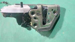 Замок двери задней R F2 TOYOTA Fortuner 69050-0K080