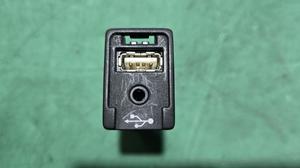 Кнопка адаптер подключения USB AUX G7, G8 TOYOTA HiluxTOYOTA HiluxTOYOTA Hilux 86190-0K030