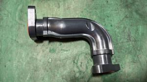 Патрубок системы охлаждения (пластиковый) левый L V35A-FTS TLC300 TOYOTA Land Cruiser 300 16335-70020