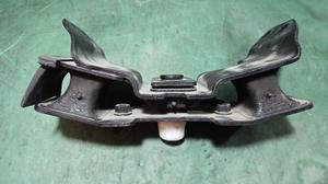 Кронштейн АКПП центральный V35A-FTS TLC300 TOYOTA Land Cruiser 300 12371-70130