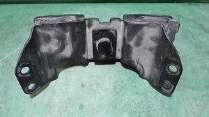 Кронштейн АКПП центральный V35A-FTS TLC300 TOYOTA Land Cruiser 300 12371-70130