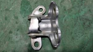 Петля двери задней правой R верхняя G8 TOYOTA Hilux 68750-0D030