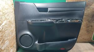 Обшивка двери передняя правая R G8 TOYOTA Hilux 67610-0KA90-C0