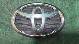 Эмблема бампера переднего CAMRY V40