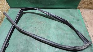 Уплотнитель стекла внутренний задний правый R TOYOTA Camry 68142-33090