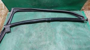 Уплотнитель стекла внутренний задний левый L TOYOTA Camry 68152-33090