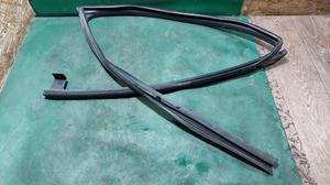 Уплотнитель стекла внутренний задний левый L TOYOTA Camry 68152-33090