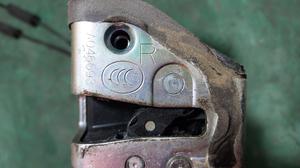 Замок двери передней правой R TOYOTA Camry 69030-33290