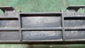 Кронштейн бампера заднего правый R TOYOTA Camry 52157-33010