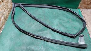 Уплотнитель стекла внутренний передний правый R