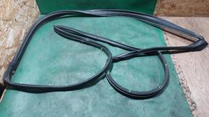 Уплотнитель двери передней правой R TOYOTA Camry 67861-33060