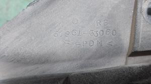 Уплотнитель двери передней правой R TOYOTA Camry 67861-33060