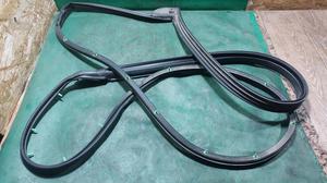 Уплотнитель двери передней правой R