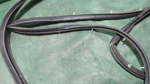 Уплотнитель двери передней правой R TOYOTA Camry 67861-33060