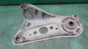 Кронштейн переднего подрамника правый R TOYOTA Camry 51035-33030