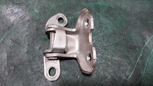 Петля двери задней правой R верхняя