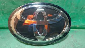 Эмблема решётки радиатора CAMRY XV70