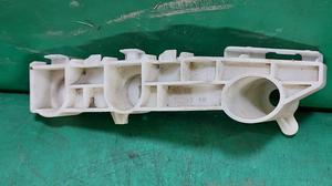 Кронштейн бампера передний правый R L200/5