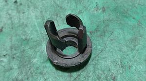 Клипса троса открывания лючка топпливного бака G7 TOYOTA Hilux 77377-0K010