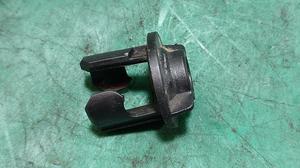 Клипса троса открывания лючка топпливного бака G7 TOYOTA Hilux 77377-0K010