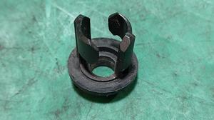 Клипса троса открывания лючка топпливного бака G7 TOYOTA Hilux 77377-0K010