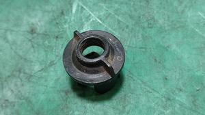 Клипса троса открывания лючка топпливного бака G7 TOYOTA Hilux 77377-0K010