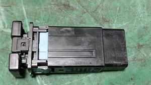 Кнопка подогрева сидений с разъёмом G8 TOYOTA Hilux 84751-71010