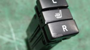 Кнопка подогрева сидений с разъёмом G8 TOYOTA Hilux 84751-71010