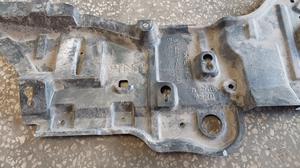 Пыльник моторного отсека правый R LEXUS RX300 LEXUS RX300 51441-48101