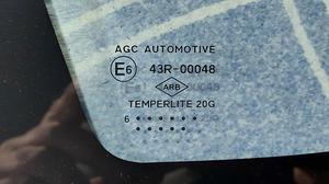 Стекло боковое заднее левое L RENAULT Duster 833071332R