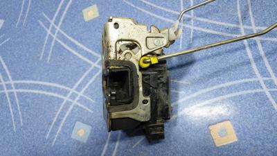 Замок двери передней левой L RENAULT Duster 805033784R