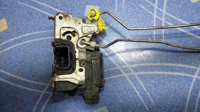 Замок двери задней левой L RENAULT Duster 825036794R