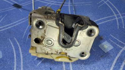 Замок двери передней левой L RENAULT Duster 805033784R