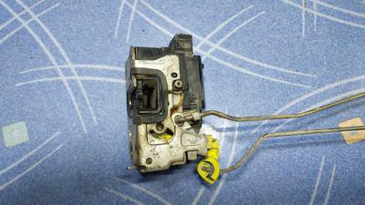 Замок двери задней правой R RENAULT Duster 825024218R