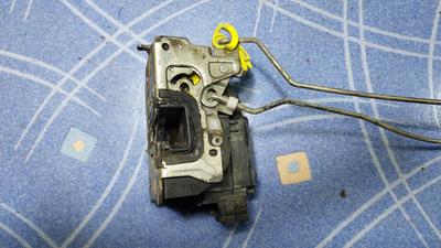 Замок двери задней левой L RENAULT Duster 825036794R
