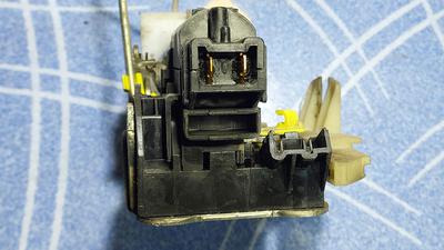 Замок двери передней левой L RENAULT Duster 805033784R