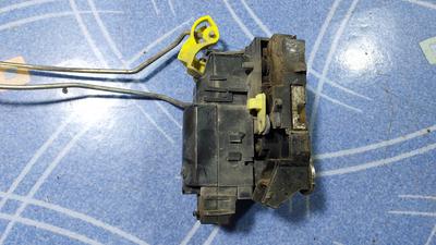 Замок двери задней левой L RENAULT Duster 825036794R