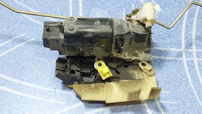 Замок двери передней левой L RENAULT Duster 805033784R
