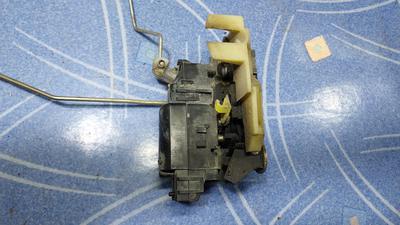 Замок двери передней левой L RENAULT Duster 805033784R