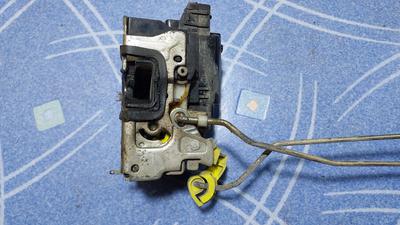 Замок двери задней правой R RENAULT Duster 825024218R