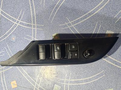 Блок управления стеклоподъёмниками передний левый L G8 TOYOTA Hilux 84820-0D600