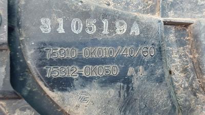 Эмблема решётки радиатора G8 TOYOTA Hilux 75310-0K060