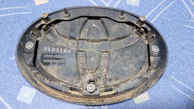 Эмблема решётки радиатора G8 TOYOTA Hilux 75310-0K060