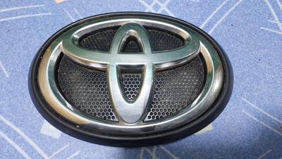 Эмблема решётки радиатора G8 TOYOTA Hilux 75310-0K060